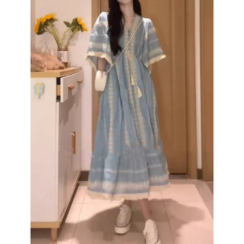 Hosszú ruha A-vonalú, V-nyakú, rövid ujjú, poliészter anyagú