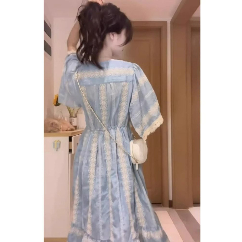 Hosszú ruha A-vonalú, V-nyakú, rövid ujjú, poliészter anyagú