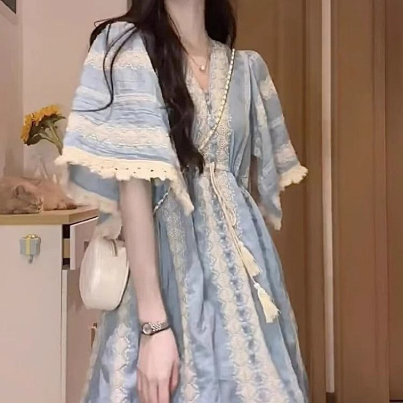 Hosszú ruha A-vonalú, V-nyakú, rövid ujjú, poliészter anyagú