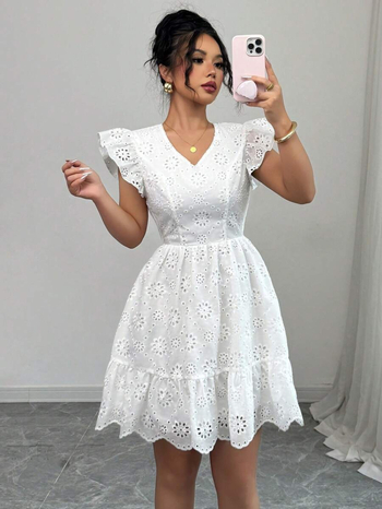 A-vonalú ruha V-nyakkal, lebegő rövid ujjúval, elasztikus derékkal és geometriai hímzéssel