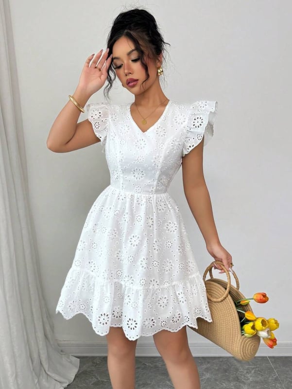 A-vonalú ruha V-nyakkal, lebegő rövid ujjúval, elasztikus derékkal és geometriai hímzéssel