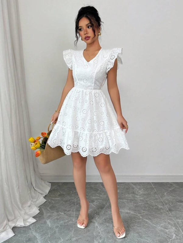 A-vonalú ruha V-nyakkal, lebegő rövid ujjúval, elasztikus derékkal és geometriai hímzéssel