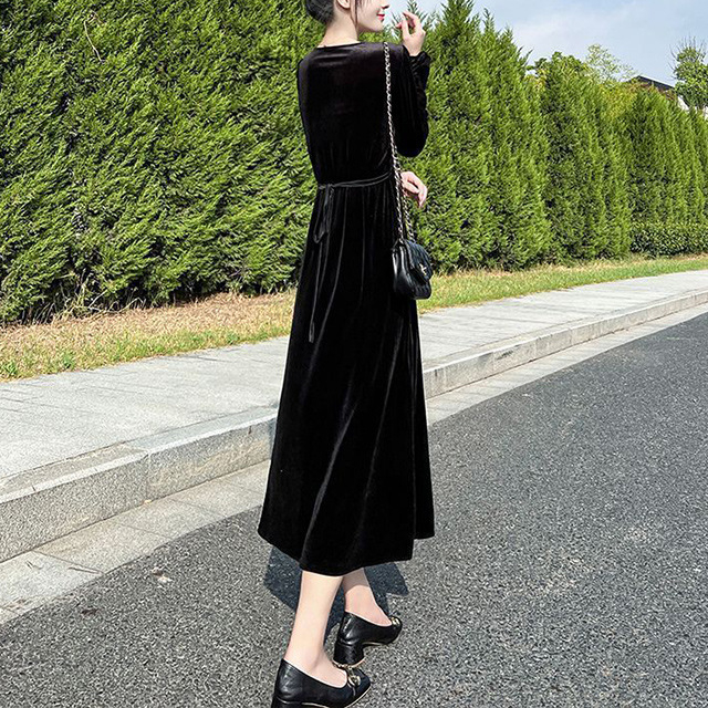 Poliészterből készült V-nyakú ruha hosszú ujjúval, magas derékkal, A-vonalú sziluettel