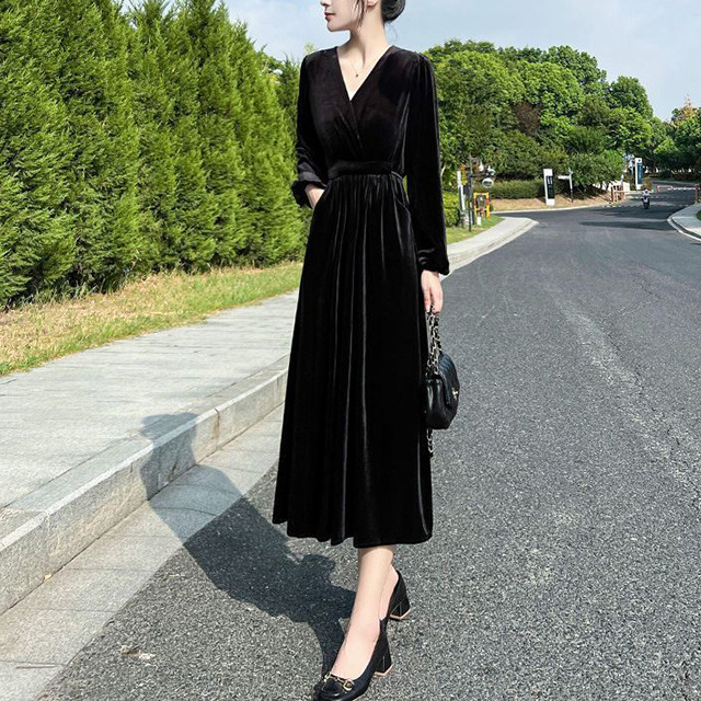 Poliészterből készült V-nyakú ruha hosszú ujjúval, magas derékkal, A-vonalú sziluettel