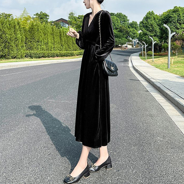 Poliészterből készült V-nyakú ruha hosszú ujjúval, magas derékkal, A-vonalú sziluettel