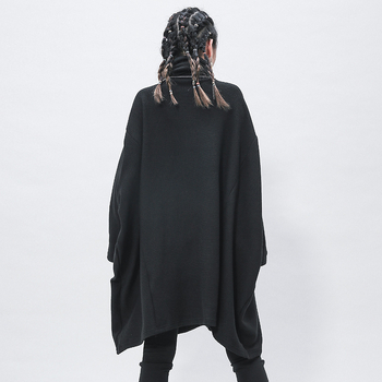 Kötött garbónyakú ruha, cocoon sziluett, szabálytalan midi szoknya, hosszú ujjú, laza derék – viszkóz alapú kötött anyag 50–70% akril keverék