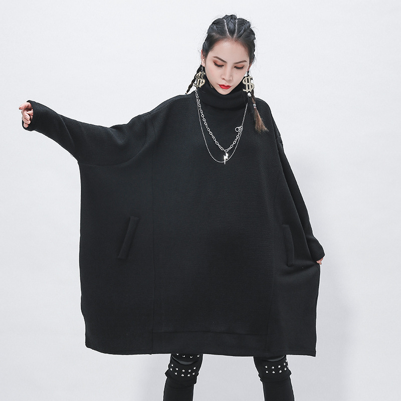 Kötött garbónyakú ruha, cocoon sziluett, szabálytalan midi szoknya, hosszú ujjú, laza derék – viszkóz alapú kötött anyag 50–70% akril keverék