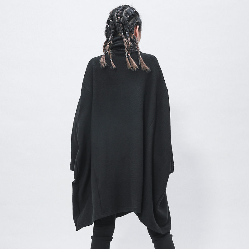 Kötött garbónyakú ruha, cocoon sziluett, szabálytalan midi szoknya, hosszú ujjú, laza derék – viszkóz alapú kötött anyag 50–70% akril keverék