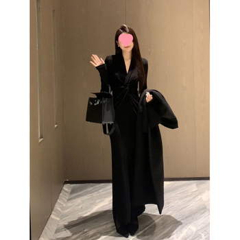 Hosszú ujjú ruha, csavart derekú, A-vonalú sziluettel, elegáns irodai stílus, téli 2024