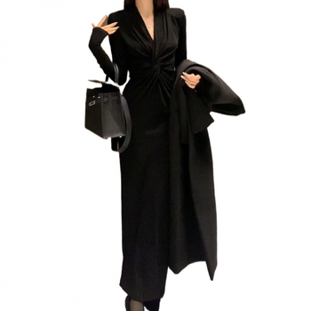 Hosszú ujjú ruha, csavart derekú, A-vonalú sziluettel, elegáns irodai stílus, téli 2024