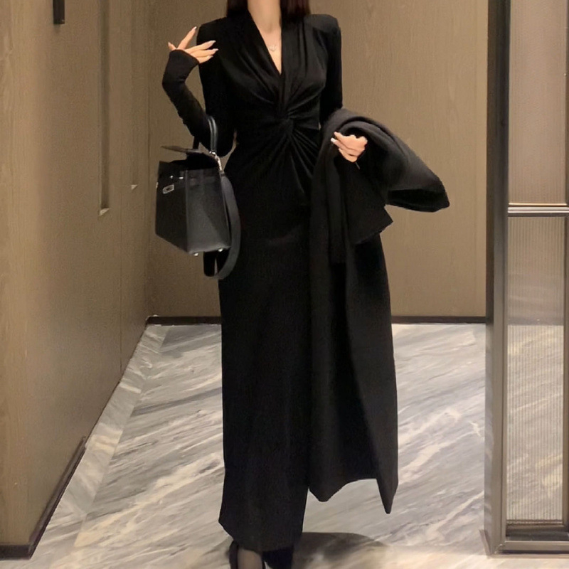 Hosszú ujjú ruha, csavart derekú, A-vonalú sziluettel, elegáns irodai stílus, téli 2024