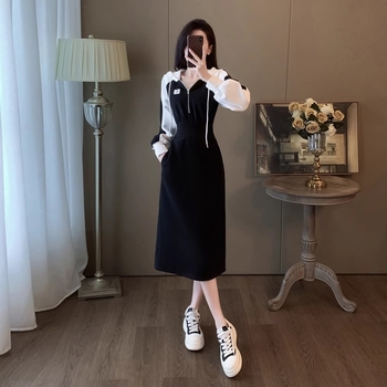 Hosszú pulóverruha kapucnival – magas derék, A-vonalú sziluett, hosszú ujju, 3D minta, pamut-poliészter keverék anyag, tavasz 2024