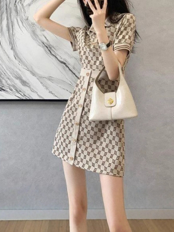 Női polo ruha, A-vonalú, magas derék, rövid ujjú, midi hossz, poliészter mintás