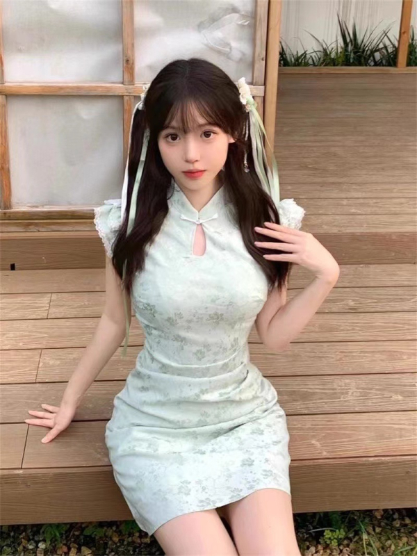 Poliészterből készült cheongsam ruha, virágos mintával, Feifei ujjakkal, félnyitott gallér, A-vonalú ruha