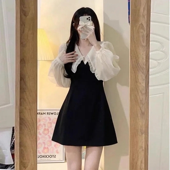 Francia stílusú ruha puffos ujjakkal, baba gallérral, magas derékú és A-vonalú rövid szoknyával