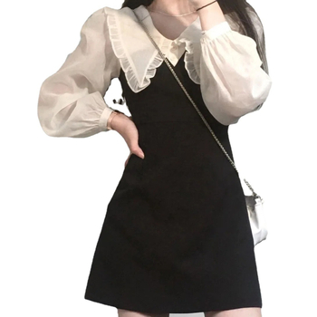 Francia stílusú ruha puffos ujjakkal, baba gallérral, magas derékú és A-vonalú rövid szoknyával