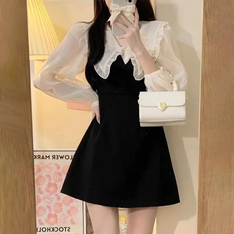 Francia stílusú ruha puffos ujjakkal, baba gallérral, magas derékú és A-vonalú rövid szoknyával