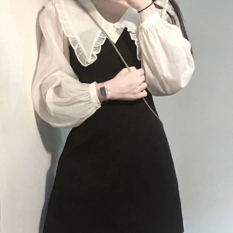 Francia stílusú ruha puffos ujjakkal, baba gallérral, magas derékú és A-vonalú rövid szoknyával