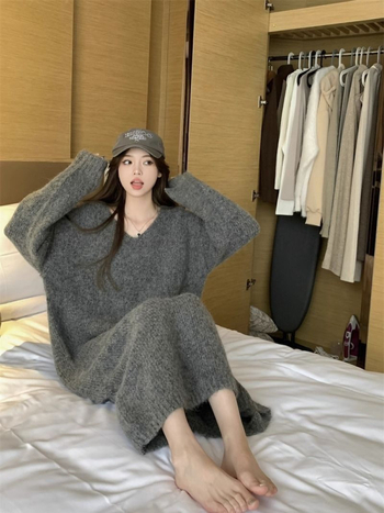 Női kötött ruha V-nyakkal, hosszú ujjú, hálószövésű anyag, egyenes vonalú szabás, hosszú fazon