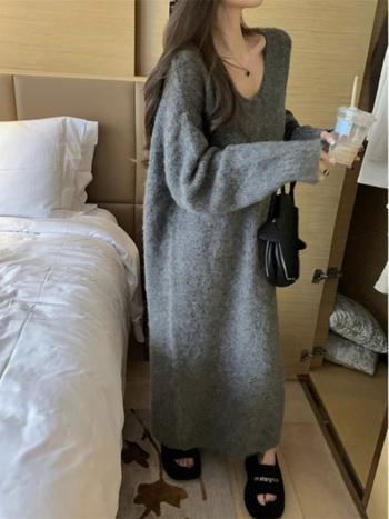 Női kötött ruha V-nyakkal, hosszú ujjú, hálószövésű anyag, egyenes vonalú szabás, hosszú fazon