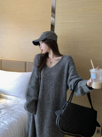 Női kötött ruha V-nyakkal, hosszú ujjú, hálószövésű anyag, egyenes vonalú szabás, hosszú fazon