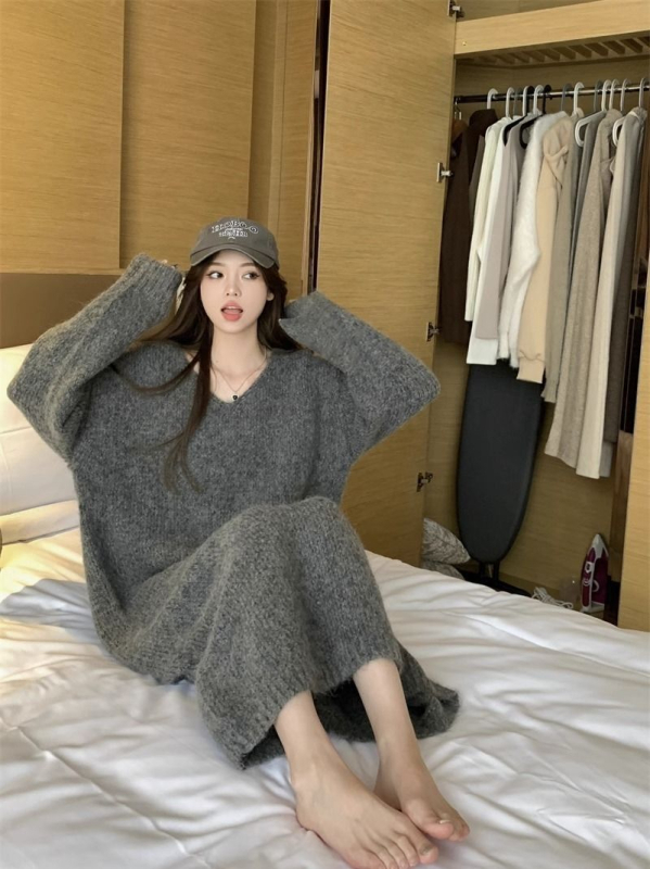 Női kötött ruha V-nyakkal, hosszú ujjú, hálószövésű anyag, egyenes vonalú szabás, hosszú fazon