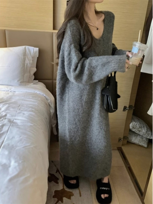 Női kötött ruha V-nyakkal, hosszú ujjú, hálószövésű anyag, egyenes vonalú szabás, hosszú fazon