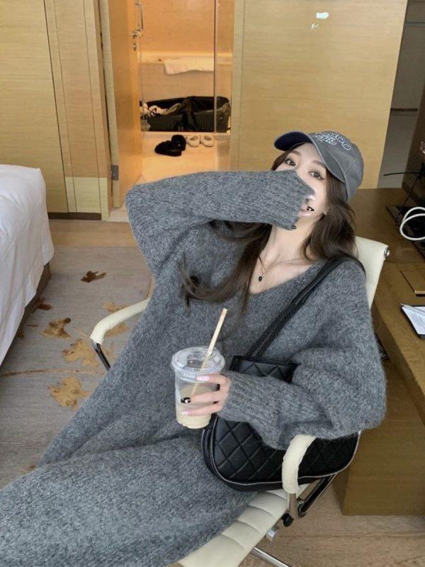 Női kötött ruha V-nyakkal, hosszú ujjú, hálószövésű anyag, egyenes vonalú szabás, hosszú fazon