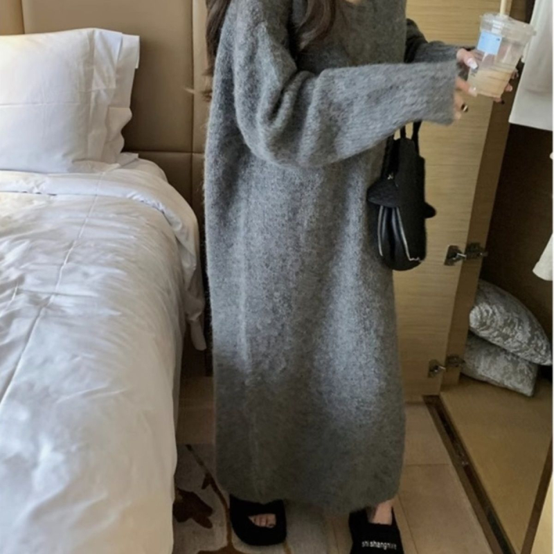 Női kötött ruha V-nyakkal, hosszú ujjú, hálószövésű anyag, egyenes vonalú szabás, hosszú fazon