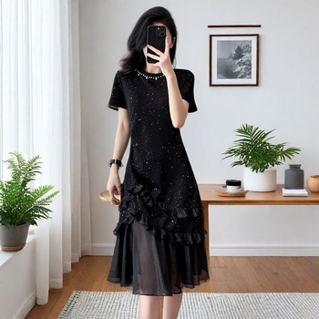 Gyöngyökkel díszített rövid ujjú ruha kerek nyakkal, magas derékkal, hosszú uszályú szoknya poliészterben.