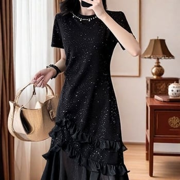 Gyöngyökkel díszített rövid ujjú ruha kerek nyakkal, magas derékkal, hosszú uszályú szoknya poliészterben.