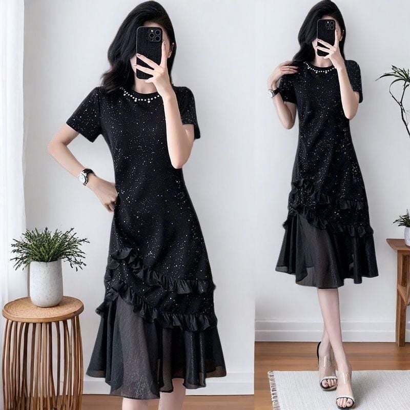 Gyöngyökkel díszített rövid ujjú ruha kerek nyakkal, magas derékkal, hosszú uszályú szoknya poliészterben.