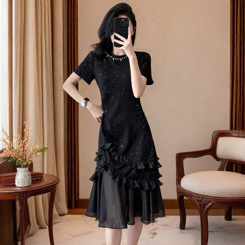 Gyöngyökkel díszített rövid ujjú ruha kerek nyakkal, magas derékkal, hosszú uszályú szoknya poliészterben.