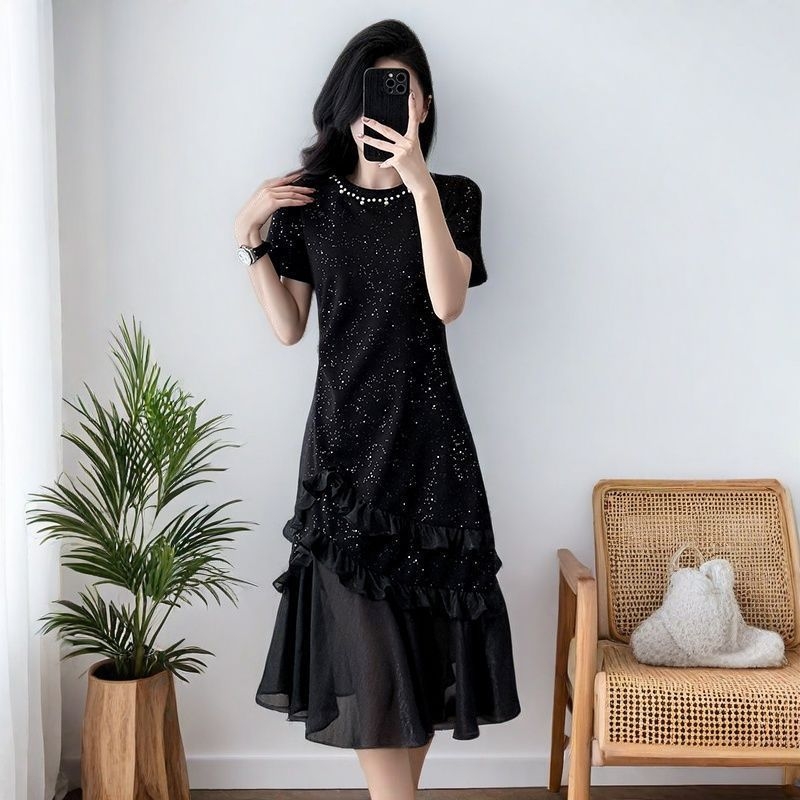 Gyöngyökkel díszített rövid ujjú ruha kerek nyakkal, magas derékkal, hosszú uszályú szoknya poliészterben.