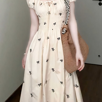 Hosszú A-vonalú ruha puffos ujjakkal, kerek nyakú, magas derekú, poliészter.