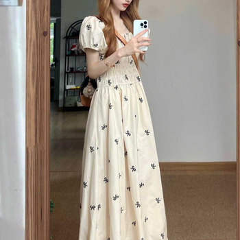 Hosszú A-vonalú ruha puffos ujjakkal, kerek nyakú, magas derekú, poliészter.