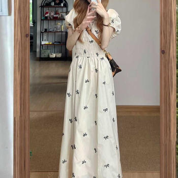 Hosszú A-vonalú ruha puffos ujjakkal, kerek nyakú, magas derekú, poliészter.