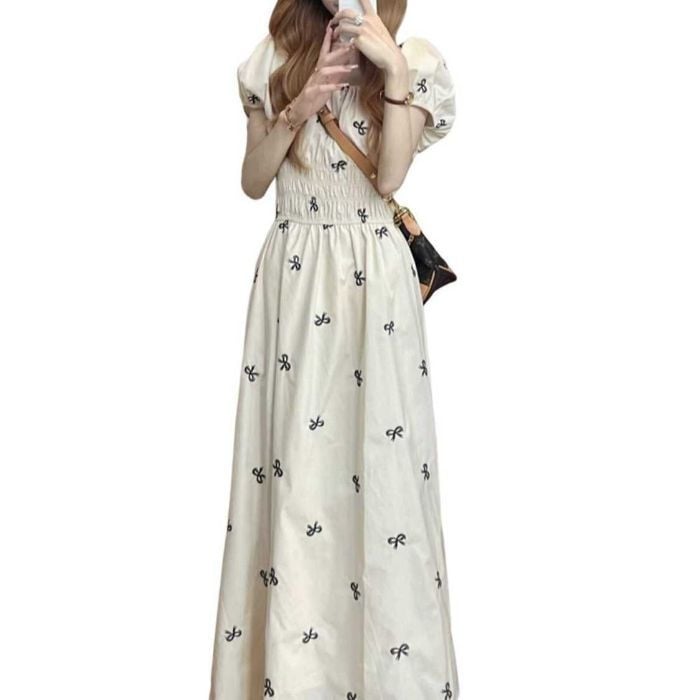 Hosszú A-vonalú ruha puffos ujjakkal, kerek nyakú, magas derekú, poliészter.