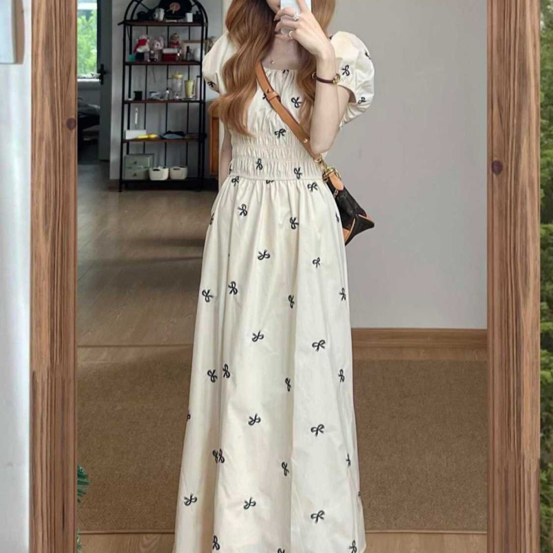 Hosszú A-vonalú ruha puffos ujjakkal, kerek nyakú, magas derekú, poliészter.