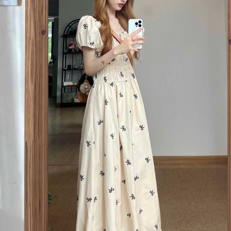 Hosszú A-vonalú ruha puffos ujjakkal, kerek nyakú, magas derekú, poliészter.