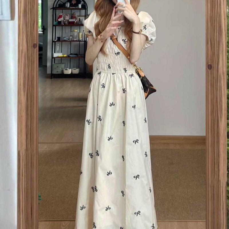 Hosszú A-vonalú ruha puffos ujjakkal, kerek nyakú, magas derekú, poliészter.