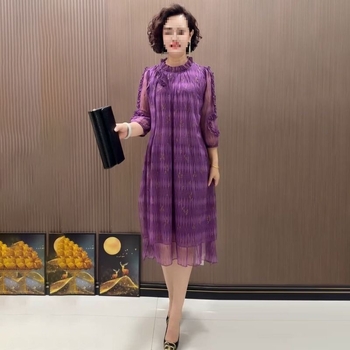 Női ruha virágos mintával és fodros szegéllyel, középmagas hossz, kerek nyakú, 3/4-es ujjú, középső derék, irodalmi retro stílus, tavasz 2025