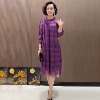 Női ruha virágos mintával és fodros szegéllyel, középmagas hossz, kerek nyakú, 3/4-es ujjú, középső derék, irodalmi retro stílus, tavasz 2025