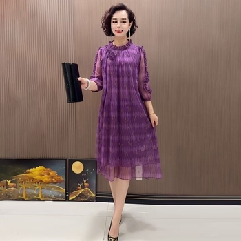 Női ruha virágos mintával és fodros szegéllyel, középmagas hossz, kerek nyakú, 3/4-es ujjú, középső derék, irodalmi retro stílus, tavasz 2025