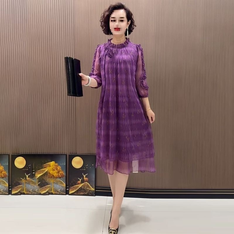 Női ruha virágos mintával és fodros szegéllyel, középmagas hossz, kerek nyakú, 3/4-es ujjú, középső derék, irodalmi retro stílus, tavasz 2025