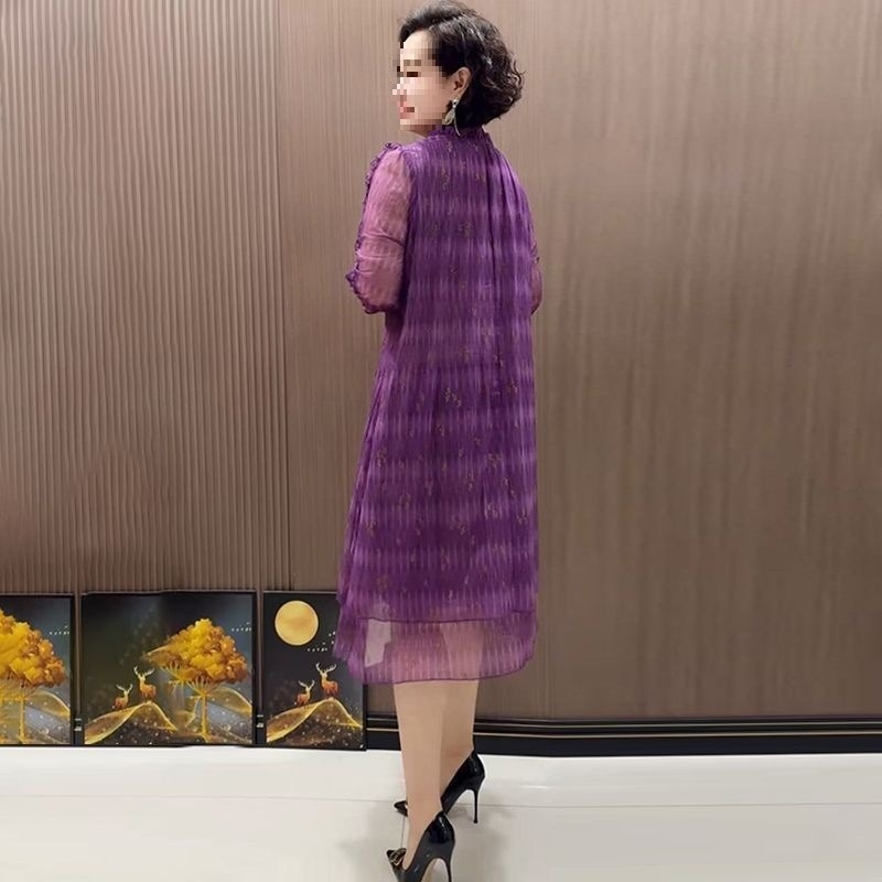 Női ruha virágos mintával és fodros szegéllyel, középmagas hossz, kerek nyakú, 3/4-es ujjú, középső derék, irodalmi retro stílus, tavasz 2025