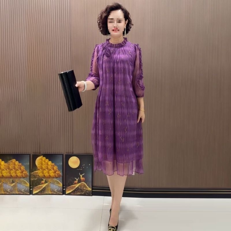 Női ruha virágos mintával és fodros szegéllyel, középmagas hossz, kerek nyakú, 3/4-es ujjú, középső derék, irodalmi retro stílus, tavasz 2025