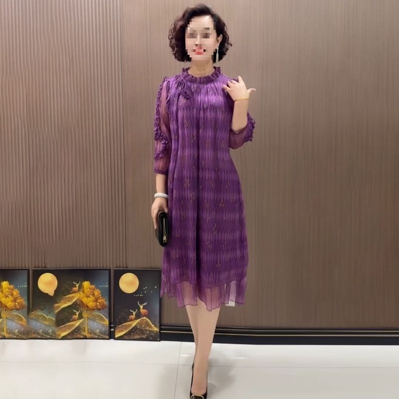 Női ruha virágos mintával és fodros szegéllyel, középmagas hossz, kerek nyakú, 3/4-es ujjú, középső derék, irodalmi retro stílus, tavasz 2025