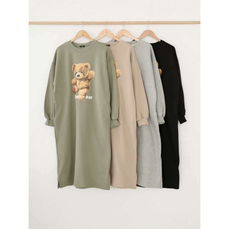 Hosszú pulóverruha anime mintával, pamut-poliészter anyagból, kerek nyakú, hosszú ujjú, A-vonalú szabás