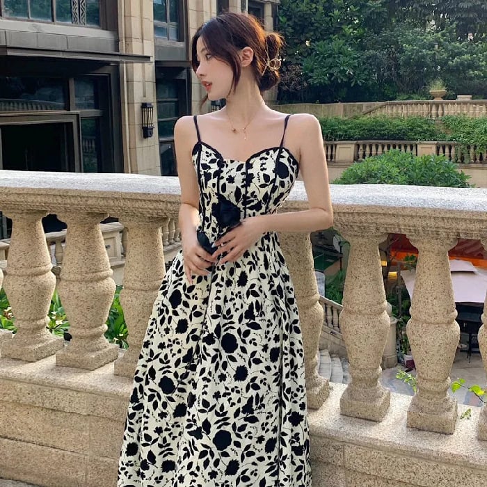 Virágmintás pántos ruha V-nyakú, magas derekú, hosszú A-vonalú, poliészter